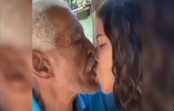 Novinha senta no velhinho em troca de iPhone novo