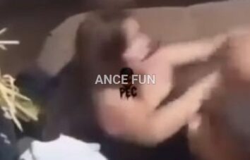 Vazou um suposto vídeo em que mãe descobre gravação da filha com cinco rapazes em um ônibus abandonado e parte pra cima da adolescente. VEJA